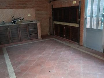 AMPLIO CHALET CON MUY BUENA UBICACION EN BANFIELD