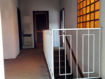 AMPLIO CHALET CON MUY BUENA UBICACION EN BANFIELD