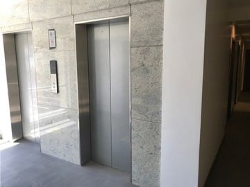 VENDO OFICINA CORPORATIVA ELOY ALFARO Y 6 DICIEMBRE 150 M2 MODERNO