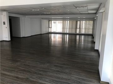 VENDO OFICINA CORPORATIVA ELOY ALFARO Y 6 DICIEMBRE 150 M2 MODERNO