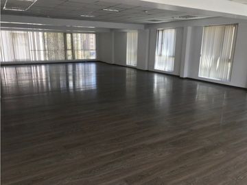 VENDO OFICINA CORPORATIVA ELOY ALFARO Y 6 DICIEMBRE 150 M2 MODERNO