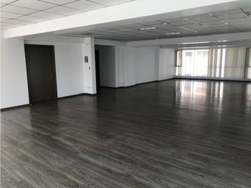 VENDO OFICINA CORPORATIVA ELOY ALFARO Y 6 DICIEMBRE 150 M2 MODERNO