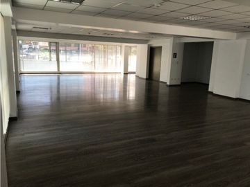 VENDO OFICINA CORPORATIVA ELOY ALFARO Y 6 DICIEMBRE 150 M2 MODERNO