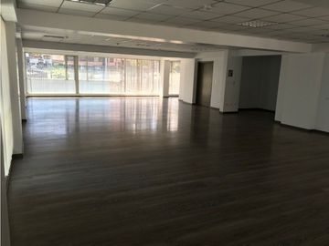 VENDO OFICINA CORPORATIVA ELOY ALFARO Y 6 DICIEMBRE 150 M2 MODERNO