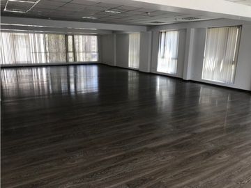 VENDO OFICINA CORPORATIVA ELOY ALFARO Y 6 DICIEMBRE 150 M2 MODERNO