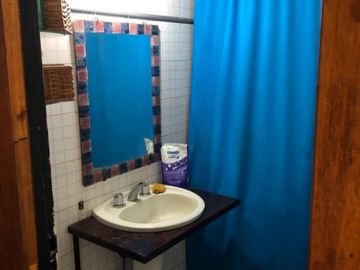 Casa en Venta. 3 dormitorios con cochera, parque y pileta.