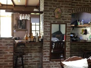 Casa en Venta. 3 dormitorios con cochera, parque y pileta.
