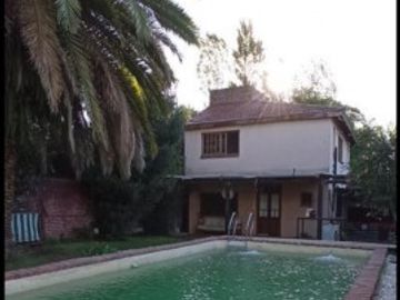 Casa en Venta. 3 dormitorios con cochera, parque y pileta.