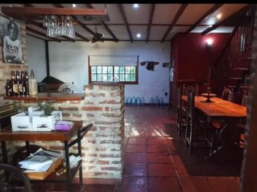 Casa en Venta. 3 dormitorios con cochera, parque y pileta.