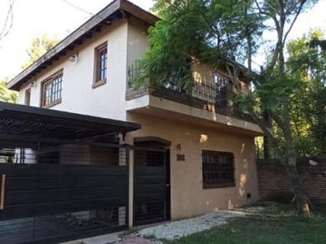 Casa en Venta. 3 dormitorios con cochera, parque y pileta.
