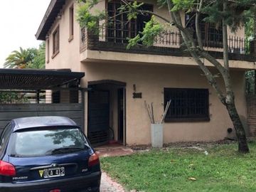 Casa en Venta. 3 dormitorios con cochera, parque y pileta.