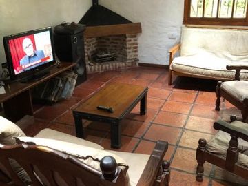 Casa en Venta. 3 dormitorios con cochera, parque y pileta.