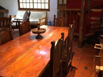 Casa en Venta. 3 dormitorios con cochera, parque y pileta.