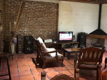 Casa en Venta. 3 dormitorios con cochera, parque y pileta.