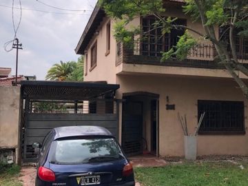 Casa en Venta. 3 dormitorios con cochera, parque y pileta.