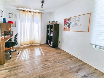 Casa 3 Pisos muy elegante en Barrio Tranquilo. Peñalolen