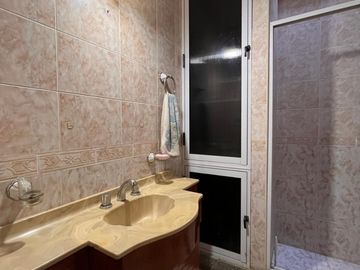 Casa de 3 AMBIENTES ubicada a 150 metros de la Avenida Hipólito Yrigoyen.