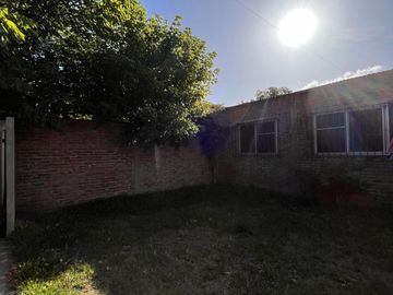 Casa de 3 AMBIENTES ubicada a 150 metros de la Avenida Hipólito Yrigoyen.