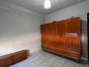 Casa de 3 AMBIENTES ubicada a 150 metros de la Avenida Hipólito Yrigoyen.