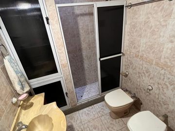 Casa de 3 AMBIENTES ubicada a 150 metros de la Avenida Hipólito Yrigoyen.