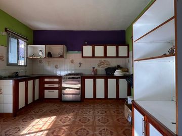 Casa de 3 AMBIENTES ubicada a 150 metros de la Avenida Hipólito Yrigoyen.