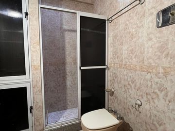 Casa de 3 AMBIENTES ubicada a 150 metros de la Avenida Hipólito Yrigoyen.