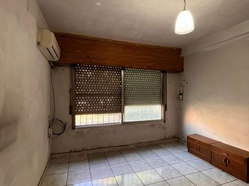 Casa de 3 AMBIENTES ubicada a 150 metros de la Avenida Hipólito Yrigoyen.