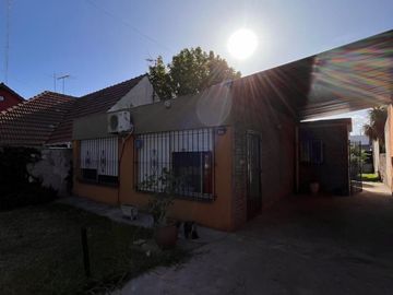 Casa de 3 AMBIENTES ubicada a 150 metros de la Avenida Hipólito Yrigoyen.