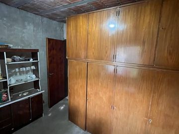 Casa de 3 AMBIENTES ubicada a 150 metros de la Avenida Hipólito Yrigoyen.
