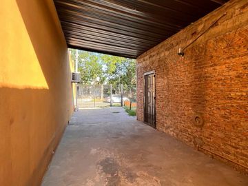 Casa de 3 AMBIENTES ubicada a 150 metros de la Avenida Hipólito Yrigoyen.