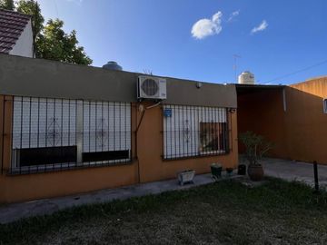 Casa de 3 AMBIENTES ubicada a 150 metros de la Avenida Hipólito Yrigoyen.