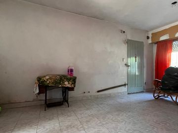 Casa de 3 AMBIENTES ubicada a 150 metros de la Avenida Hipólito Yrigoyen.