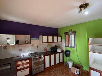 Casa de 3 AMBIENTES ubicada a 150 metros de la Avenida Hipólito Yrigoyen.