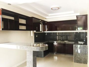 2 Storey House for SALE with 5 Bedroom in Pandan Angeles City Near Marquee Mall