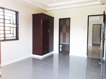 2 Storey House for SALE with 5 Bedroom in Pandan Angeles City Near Marquee Mall