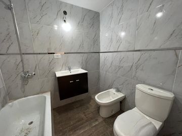 Departamento de dos ambientes al contrafrente a la venta en Wilde