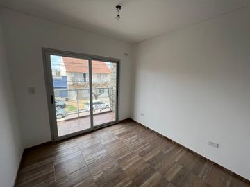 Departamento de dos ambientes al contrafrente a la venta en Wilde