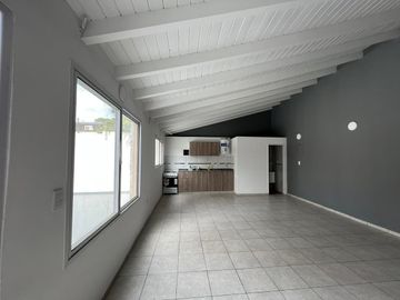 Departamento de dos ambientes al contrafrente a la venta en Wilde