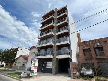 Departamento de dos ambientes al contrafrente a la venta en Wilde