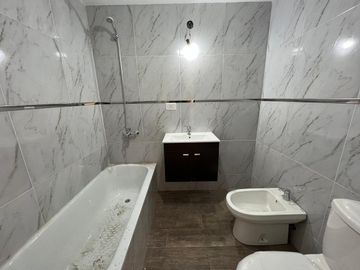 Departamento de dos ambientes al contrafrente a la venta en Wilde