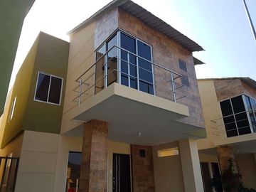Venta de hermosa casa en urbanización