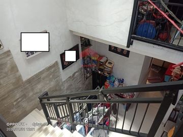 Rumah 2 lantai siap huni berada di jln utama sarimanis Sarijadi Bandung