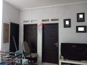 Rumah 2 lantai siap huni berada di jln utama sarimanis Sarijadi Bandung
