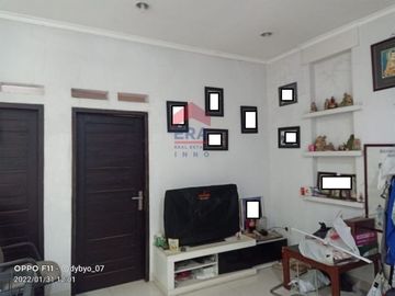 Rumah 2 lantai siap huni berada di jln utama sarimanis Sarijadi Bandung