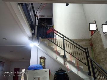 Rumah 2 lantai siap huni berada di jln utama sarimanis Sarijadi Bandung