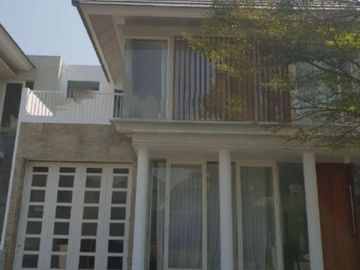 Rumah Greenlake Wiyung STRATEGIS, SEMI FURNISH