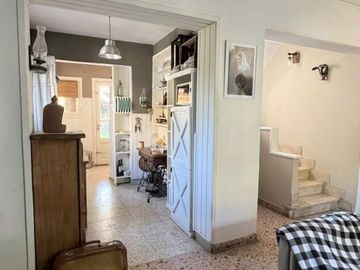 Casa de 4 AMBIENTES y Chalet de 3 AMBIENTES ubicados a 250 metros de la estación .