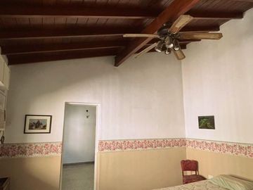 Casa de 4 AMBIENTES y Chalet de 3 AMBIENTES ubicados a 250 metros de la estación .
