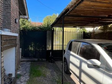 Casa de 4 AMBIENTES y Chalet de 3 AMBIENTES ubicados a 250 metros de la estación .