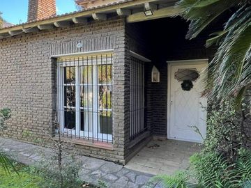 Casa de 4 AMBIENTES y Chalet de 3 AMBIENTES ubicados a 250 metros de la estación .